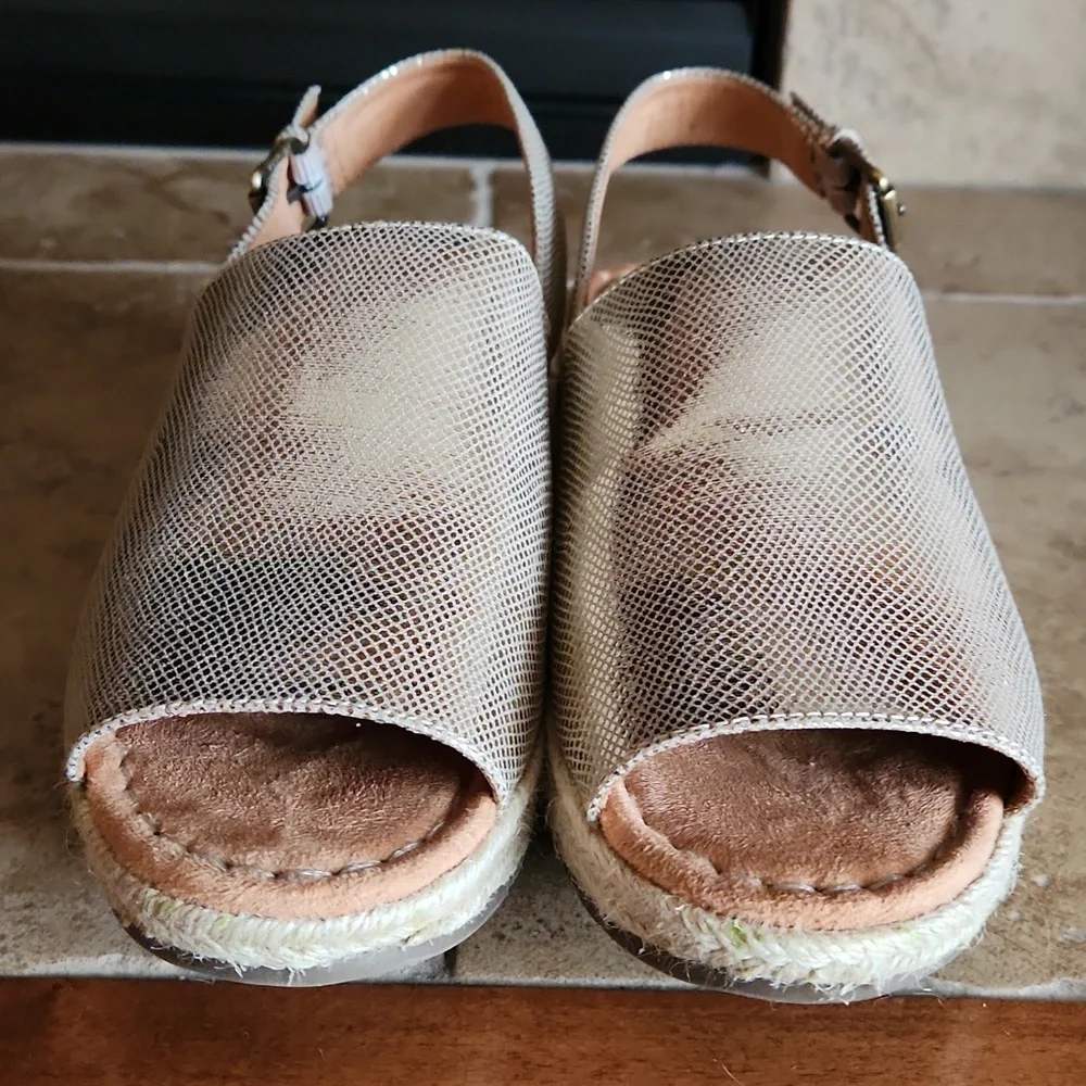 Naturalizer womans praline gold wedge sandal size 8.5 - Picture 2 of 12